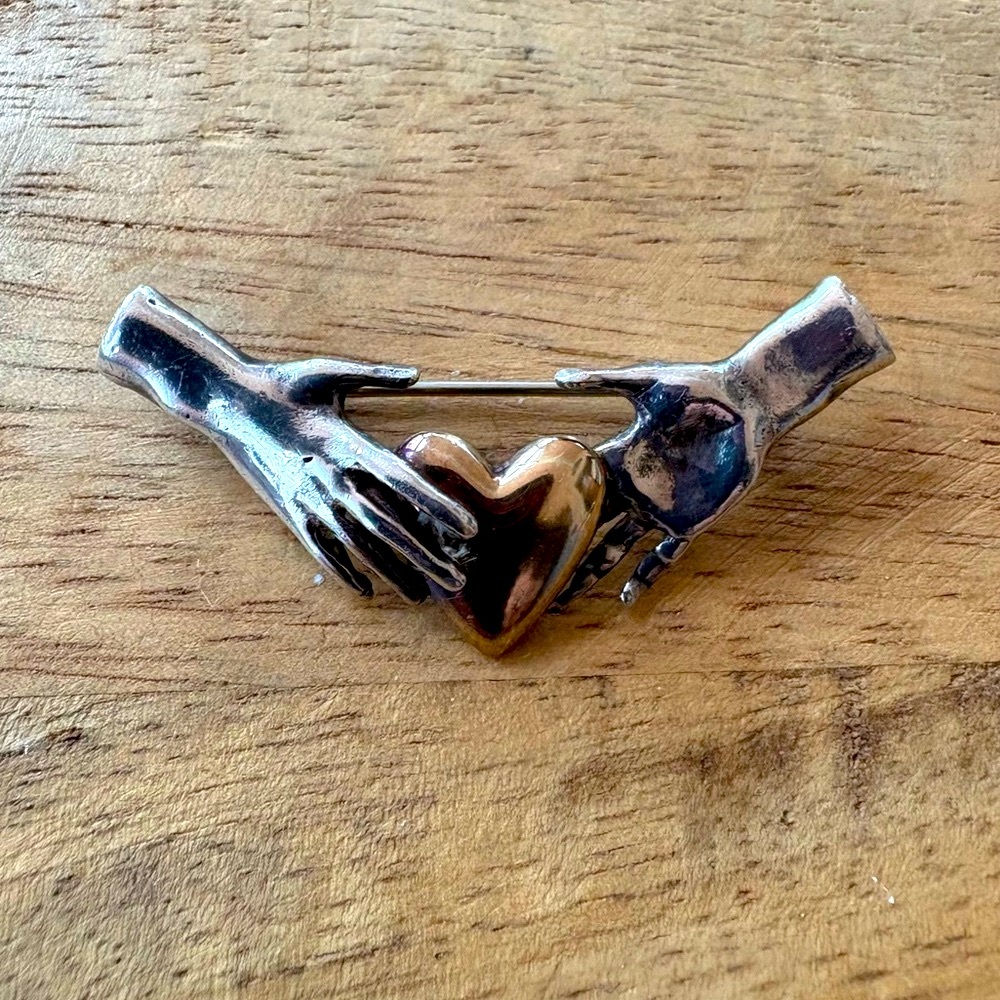Unique artisan-made pin with gold heart held by two silver hands - Picture 3 of 15